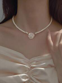 1件简约仿珍珠山茶花项链，时尚别致的设计，锁骨链，百搭配饰，情人节配饰 - 白色 - 查看 2