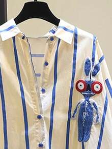 Blusa casual suelta de manga larga para mujer con cuello de diseño, bloques de color a rayas, botones frontales, bordado y espalda corta