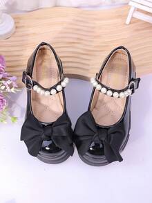1 双女孩珍珠蝴蝶结装饰亮面材质舒适可爱圆头低帮系带厚底甜美公主鞋，适合日常、派对、度假