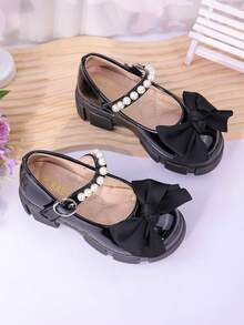 1 双女孩珍珠蝴蝶结装饰亮面材质舒适可爱圆头低帮系带厚底甜美公主鞋，适合日常、派对、度假