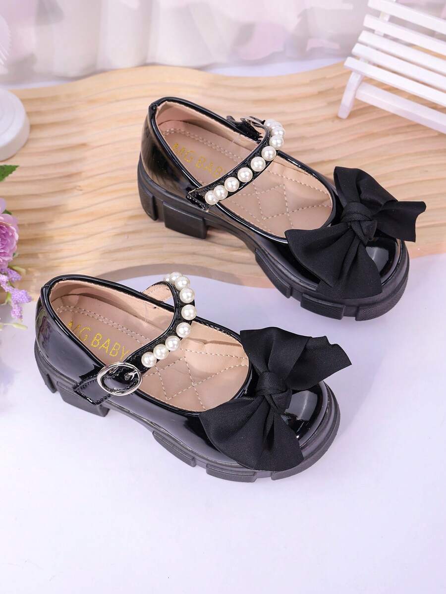 1 双女孩珍珠蝴蝶结装饰亮面材质舒适可爱圆头低帮系带厚底甜美公主鞋，适合日常、派对、度假