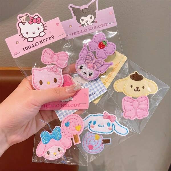 Sanrio (Autorizado) Sanrio Set de 2 piezas de pegatinas para el pelo de Hello Kitty, accesorios de pelo con Kuromi, Melody, Rollos de canela, Perro Pudín con , para mechones en la parte de atrás de la cabeza, estilo personalizado, excelentes regalos de cumpleaños, accesorios para fiestas, regalos festivos