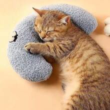 Gối cho mèo mềm mại và bông xốp, đồ chơi thoải mái cho thú cưng, hình bánh donut, giúp giảm đau khớp, cải thiện giấc ngủ, có thể giặt máy. Họa tiết được phân bố ngẫu nhiên. Họa tiết thêu trong hình chỉ mang tính chất tham khảo, vị trí họa tiết thực tế sẽ ngẫu nhiên. Cũng có sẵn các kiểu dáng như nhà cho chó, giường cho mèo, giường cho chó và các kiểu khác. - Nhiều màu - Xem 4