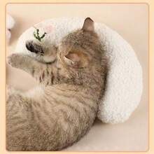 Gối cho mèo mềm mại và bông xốp, đồ chơi thoải mái cho thú cưng, hình bánh donut, giúp giảm đau khớp, cải thiện giấc ngủ, có thể giặt máy. Họa tiết được phân bố ngẫu nhiên. Họa tiết thêu trong hình chỉ mang tính chất tham khảo, vị trí họa tiết thực tế sẽ ngẫu nhiên. Cũng có sẵn các kiểu dáng như nhà cho chó, giường cho mèo, giường cho chó và các kiểu khác. - Nhiều màu - Xem 3
