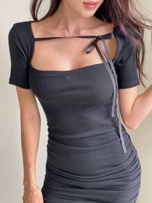 Vestido elegante negro para damas de Ara in Seoul - Diseño de corpiño con tirantes y cuello cuadrado, mangas tipo gorra y detalle plisado - Silueta sexy y ajustada - Vestido de verano para fiestas, vacaciones y uso diario
