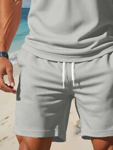 Juego deportivo de hombre con cuello de polo, incluye polo de manga corta y pantalones cortos, tela ligera y transpirable, unicolor, para verano, con bolsillos y cordón - Gris Claro - Ver 2