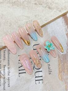 Ein Set mit 10 langen mandelförmigen zarten tragbaren Nägeln mit Y2K-handbemaltem Farbverlauf in goldenen Spiegelrosa-Nuancen, dreidimensionaler Muschelstruktur, handgeformter blauer Blumen, goldenen Spiegelpinklinien, metallischen Sternen und Stahlkugeln als Nagelbedarf zur Verschönerung der Finger - Verschiedenfarbig - Übersicht 3