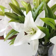 5 Stücke realistische weiße künstliche Lilien Blumen mit grünen Stielen, hohe Fidelität der Erscheinung, nicht verblassend, Frühlings- und Sommer-Blumendekoration, geeignet für Innen- und Außengarten, Hof, Party, Hochzeit, Wohnzimmer, Schlafzimmer, Festival, Geschenk, Heimdekoration, Fotografie-Requisiten