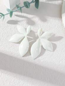 一对不对称几何叶子设计哑光和亮面彩绘耳环，适合日常、度假和音乐节佩戴 - 不規則樹葉 - 查看 12