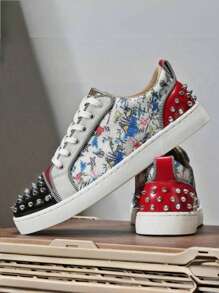 Zapatillas de hombre con decoración de remaches y acentos de metal en la parte delantera y el talón, colores clásicos únicos, anillo de metal en la puntera, cómodo y de moda, adecuado para discoteca, escenario, todas las estaciones