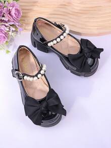 1 双女孩珍珠蝴蝶结装饰亮面材质舒适可爱圆头低帮系带厚底甜美公主鞋，适合日常、派对、度假