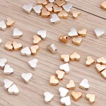 30 piezas de pequeñas cuentas con forma de corazón en color plata y oro, adecuadas para hacer manualidades de joyería, collares y accesorios de pulseras
