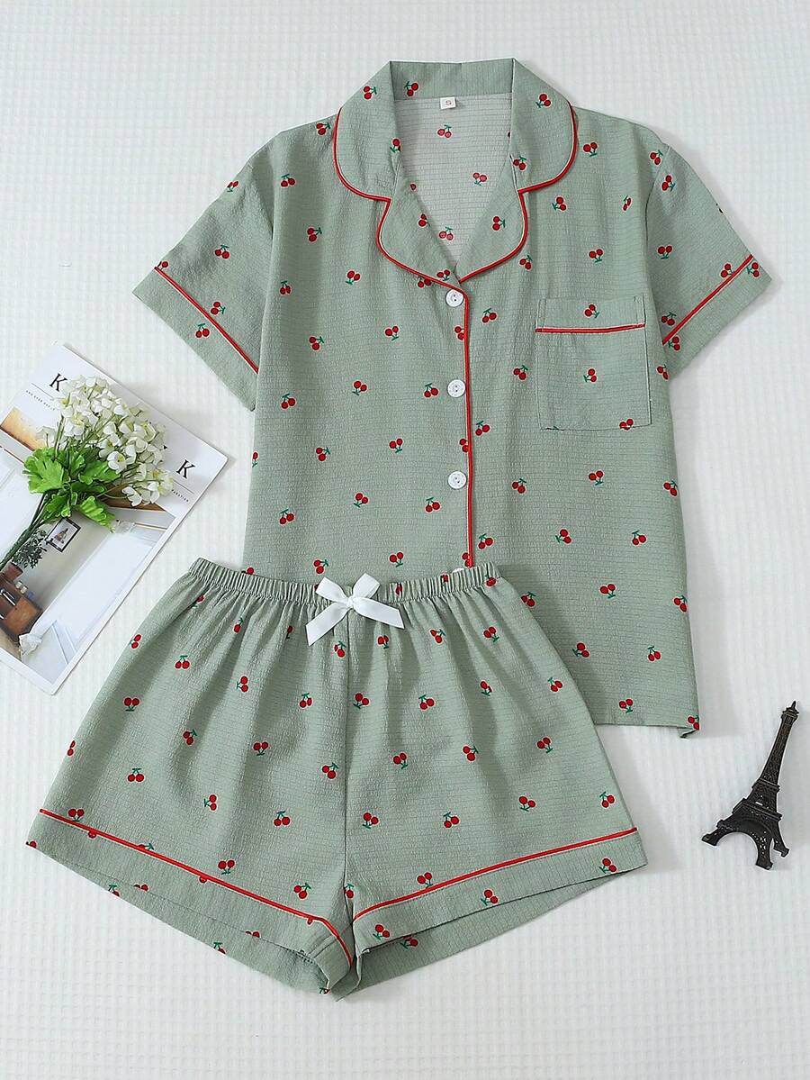 [Campos Elegantes] Conjunto de pijama con estampado de cerezas, top con cuello y botones dulce y lindo, y shorts con lazo, ropa de dormir y de estar en casa para mujeres - Verde - Ver 1