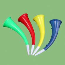 1 set di 4 pezzi di fischietti colorati e grandi con cordino, ottimi per eventi sportivi, cheerleading e feste, aggiungono divertimento allo spirito di squadra