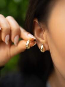 1 par de pendientes de lujo y alta gama con forma de gota de agua, elegantes y versátiles, exquisitos y sencillos, suaves y personalizados, adecuados para el uso diario de las mujeres y regalos festivos