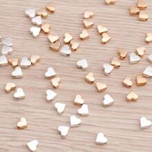 30 piezas de pequeñas cuentas con forma de corazón en color plata y oro, adecuadas para hacer manualidades de joyería, collares y accesorios de pulseras