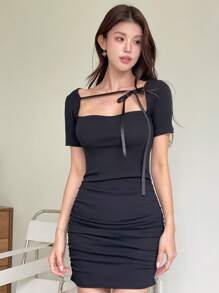 Vestido elegante negro para damas de Ara in Seoul - Diseño de corpiño con tirantes y cuello cuadrado, mangas tipo gorra y detalle plisado - Silueta sexy y ajustada - Vestido de verano para fiestas, vacaciones y uso diario