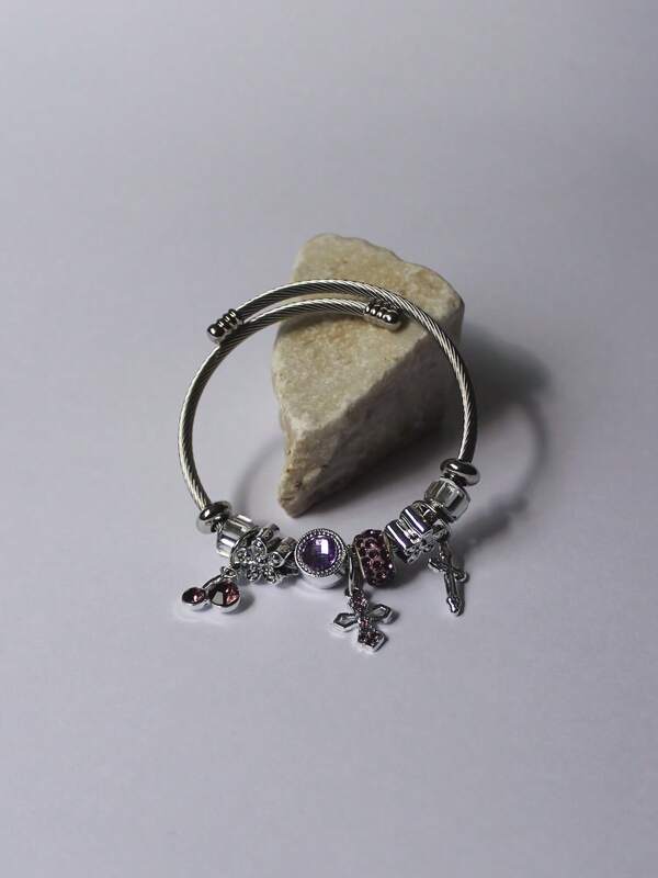 Bracelete com Berloque de Aço Inoxidável Cor Prata Luxo Verniz Resistente Cruz