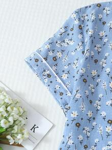 2 pièces Ensemble de pyjama femme avec Top à manches courtes avec boutons, imprimé fleurs de marguerite et short nœud, poches. Confortable pour le port à la maison, printemps/été - Bleu azur - Voir 6