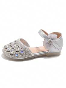 Un par de zapatos planos para niñas de estilo princesa dulce con decoraciones de lazo con diamantes de agua y hebillas para uso en fiestas y días festivos