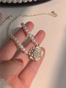 1件简约仿珍珠山茶花项链，时尚别致的设计，锁骨链，百搭配饰，情人节配饰 - 白色 - 查看 3