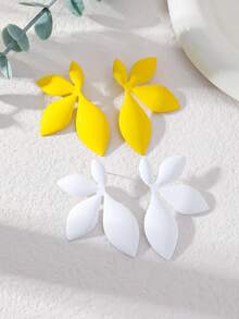 一对不对称几何叶子设计哑光和亮面彩绘耳环，适合日常、度假和音乐节佩戴 - 不規則樹葉 - 查看 4