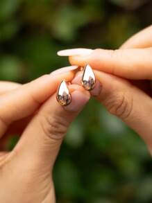 1 par de pendientes de lujo y alta gama con forma de gota de agua, elegantes y versátiles, exquisitos y sencillos, suaves y personalizados, adecuados para el uso diario de las mujeres y regalos festivos