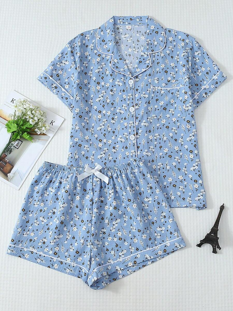 2 pièces Ensemble de pyjama femme avec Top à manches courtes avec boutons, imprimé fleurs de marguerite et short nœud, poches. Confortable pour le port à la maison, printemps/été - Bleu azur - Voir 1
