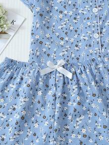 2 pièces Ensemble de pyjama femme avec Top à manches courtes avec boutons, imprimé fleurs de marguerite et short nœud, poches. Confortable pour le port à la maison, printemps/été - Bleu azur - Voir 5