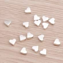 30 piezas de pequeñas cuentas con forma de corazón en color plata y oro, adecuadas para hacer manualidades de joyería, collares y accesorios de pulseras