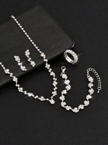Ensemble de collier et boucles d'oreilles en cristal pour mariée. Ensemble de bijoux de mariage pour mariée. Ensemble de bijoux de costume en strass composé d'un Ras-du-cou, d'un collier, d'un bracelet et d'une bague (5 pièces - 2 boucles d'oreilles, 1 collier, 1 bracelet et 1 bague) de couleur argent