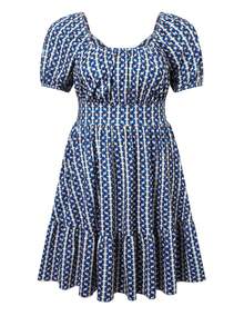 大码女式新款夏季方领泡泡袖连衣裙，蓝白格子甜美青春，腰部收紧荷叶边下摆，适合花园野餐、女友约会、毕业季