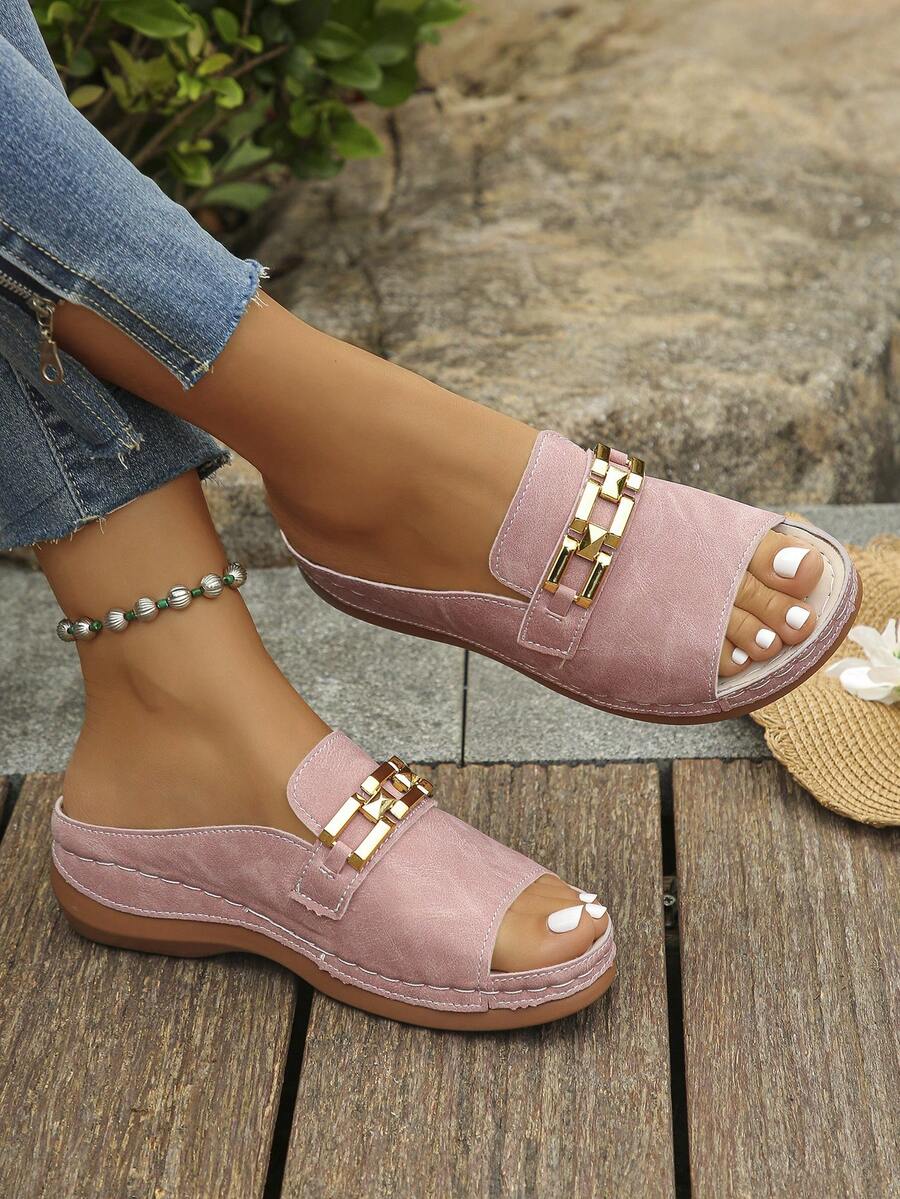 The New Summer Fashion Roman White Metal Chain Decorated Fish-Mouthed Toe Exposed Slope Heel Thick-Soled Flip-Flops For Women Are Comfortable And Versatile For Daily Wear On Vacation Beaches. They Are One-Foot Flip-Flops - 粉色 - 查看 1