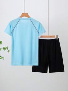طقم من 2 قطعة من الملابس الرياضية للأولاد المراهقين، بلوزة قصيرة الأكمام ماصة للرطوبة وشورت رياضي