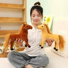 Juguetes de peluche realistas y lindos de caballos blancos pequeños, que incluyen caballos pequeños, caballos marrones, caballos negros, caballos blancos y caballos amarillos, muñecas, animales de peluche grandes, caballos lindos y creativos, muñecos de abrazo de la vida real, juguetes para niños, regalos de cumpleaños y diversos regalos festivos, decoraciones de sofá y decoraciones de habitación, peluches.