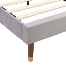 Letto imbottito dal design senza tempo, doghe in legno, facile da montare, velluto, rete a doghe in legno silenziosa e piedini di appoggio per una stabilità ottimale.