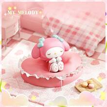 Sanrio 家族毛绒沙发摆件：柔软可爱的抱枕 - 沙发套装、摆件、卡通周边。包含 My Melody、Hello Kitty、Kuromi、布丁狗（Pochacco）、大耳沙宝（Shampoo）和肉桂卷（Cinnamoroll）。盲盒 - 彩色 - 查看 1