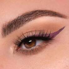 Delineador de ojos Schwing de TheBalm - Morado - Ver 2