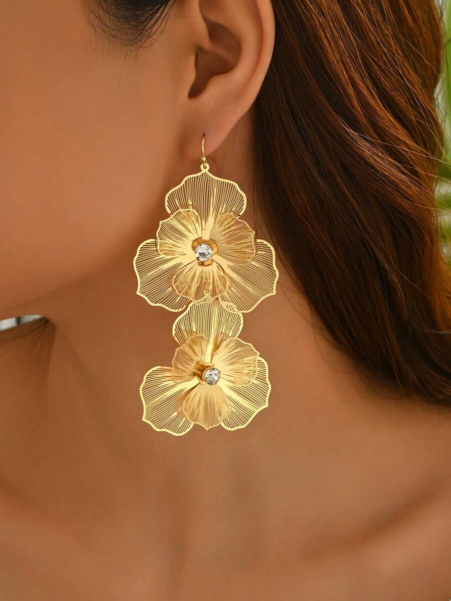 1 paire de boucles d'oreilles à gland fleuri creux exagéré et léger, de luxe. Boucles d'oreilles de mode avec un sentiment rétro romantique haut de gamme, convenant pour un port quotidien, pour les fêtes et les vacances des femmes.