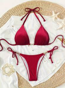 Bikini sexy e alla moda con collo alto e lacci, con texture rossa, adatto per l'estate