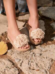 Tropiscape Sandalias planas de moda para mujer con flores beige, sandalias deslizantes de moda para mujer, zapatos casuales de playa de verano, regalos de otoño e invierno, estilo cottage core, atuendo de verano - Beis - Ver 1