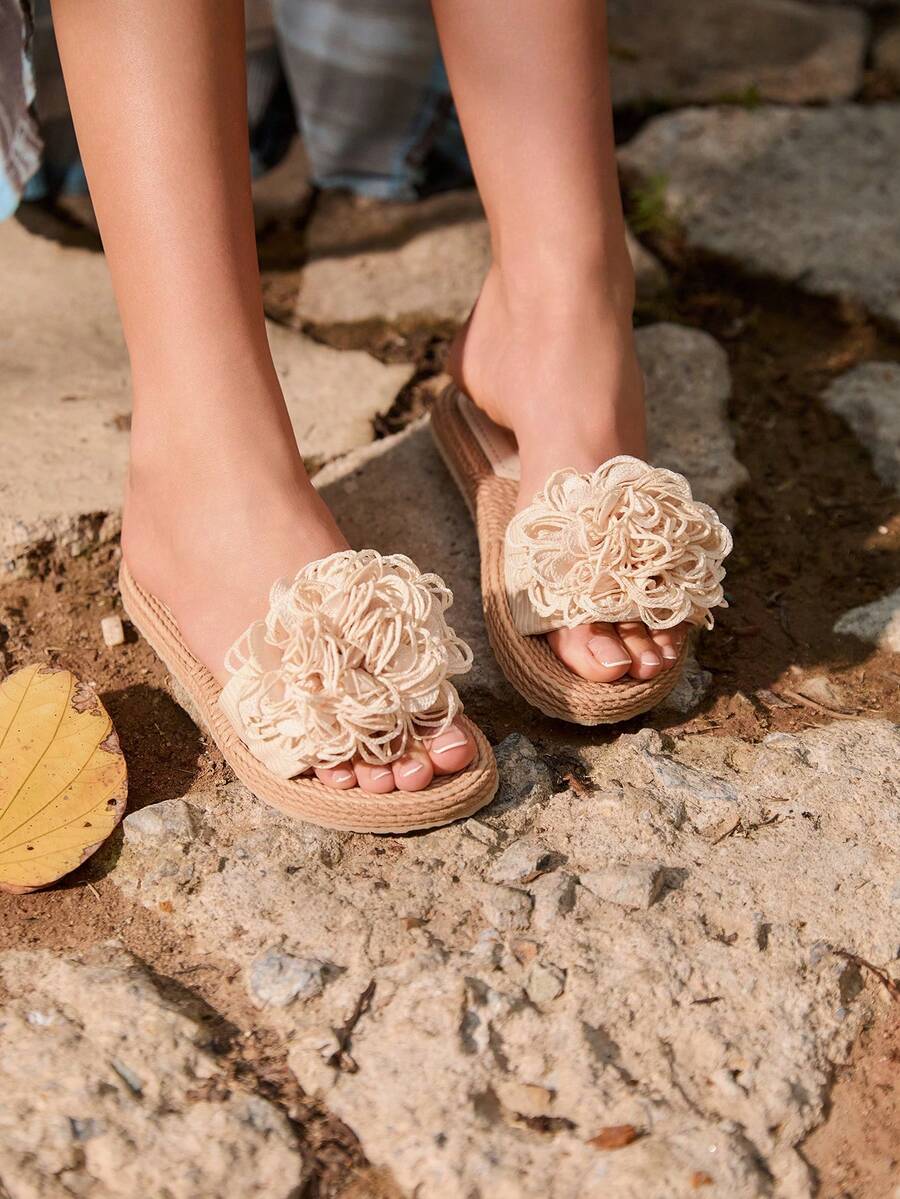 Tropiscape Sandalias planas de moda para mujer con flores beige, sandalias deslizantes de moda para mujer, zapatos casuales de playa de verano, regalos de otoño e invierno, estilo cottage core, atuendo de verano - Beis - Ver 1