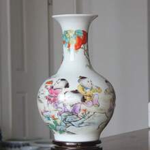 [Jarrón de estilo Famille Rose de Jingdezhen con diseño de bebé] ¡Encanto infantil elegante para su hogar! Hecho de arcilla de porcelana de alta calidad, con un esmalte brillante y lustroso. El jarrón está adornado con una pintura de estilo Famille Rose de niños juguetones, con sus expresiones animadas y las líneas fluidas de sus vestidos que muestran la exquisita artesanía tradicional. Los colores combinados de rosa, morado, amarillo y verde crean un efecto cautivador.