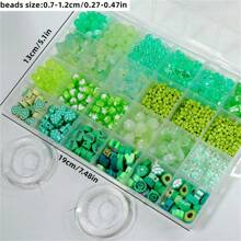 Caixa com 24 contas redondas de acrílico rosa, roxo e verde, de 0,7 a 1,2 cm, em cores claras, em formato de coração, com várias contas e dois fios elásticos, pode ser usada para fazer joias, pulseiras, colares, anéis e brincos.