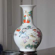 [Jarrón de estilo Famille Rose de Jingdezhen con diseño de bebé] ¡Encanto infantil elegante para su hogar! Hecho de arcilla de porcelana de alta calidad, con un esmalte brillante y lustroso. El jarrón está adornado con una pintura de estilo Famille Rose de niños juguetones, con sus expresiones animadas y las líneas fluidas de sus vestidos que muestran la exquisita artesanía tradicional. Los colores combinados de rosa, morado, amarillo y verde crean un efecto cautivador.
