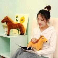 Juguetes de peluche realistas y lindos de caballos blancos pequeños, que incluyen caballos pequeños, caballos marrones, caballos negros, caballos blancos y caballos amarillos, muñecas, animales de peluche grandes, caballos lindos y creativos, muñecos de abrazo de la vida real, juguetes para niños, regalos de cumpleaños y diversos regalos festivos, decoraciones de sofá y decoraciones de habitación, peluches.