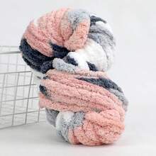 1卷250克超柔软粗毛线 - 超粗0.79英寸，蓬松雪尼尔毛线，适合手工DIY手臂编织，非常适合手工编织围巾、毯子、靠垫、宠物窝、编织配件，多种颜色可选，舒适耐用的聚酯纤维，可机洗且易于使用。