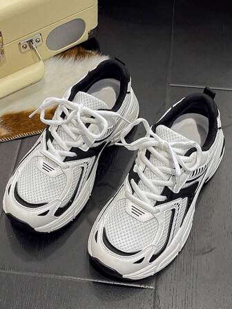 四季皆宜的大码休闲运动鞋，厚底坡跟粗跟运动鞋，皮革和网布拼接，透气，百搭，情侣鞋，户外运动跑步鞋。尺码偏小，建议选购大一码。