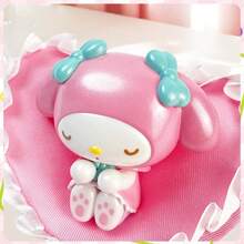 Sanrio 家族毛绒沙发摆件：柔软可爱的抱枕 - 沙发套装、摆件、卡通周边。包含 My Melody、Hello Kitty、Kuromi、布丁狗（Pochacco）、大耳沙宝（Shampoo）和肉桂卷（Cinnamoroll）。盲盒 - 彩色 - 查看 6