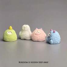 Un conjunto de ornamentos lindos y creativos de pequeños monstruos animales peludos y de paisajes de micro caricaturas divertidas, artículos de decoración del hogar, decoraciones para escritorio y automóvil